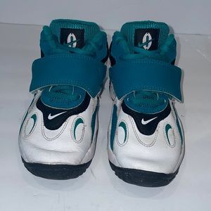 Nike air speed turf Gs white freshwater basketball shoes for boys size 12c